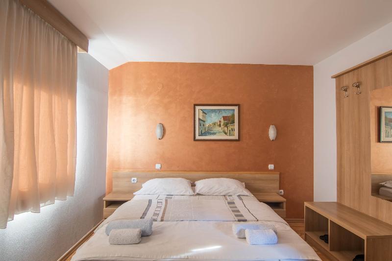Hotel Ambiente Подгориця Екстер'єр фото